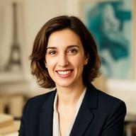 Portrait d'Alia Crébier dans un espace de travail parisien avec ouvrages d'art et droit de la culture